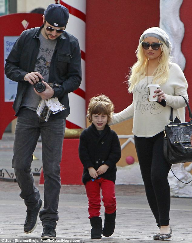 Christina Aguilera med familie på bildet
  