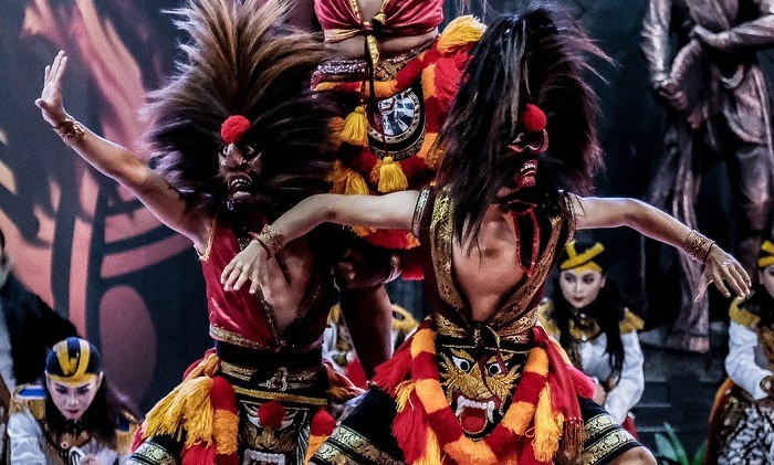 Reog Ponorogo merupakan tarian tradisional legendaris yang berfungsi sebagai hiburan rakyat.