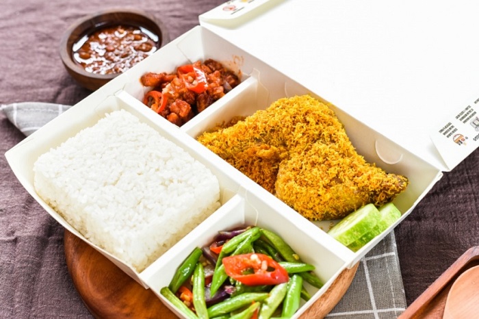 PT Kereta Api Indonesia (Persero) menggunakan kemasan ramah lingkungan pada produk makanan dan minuman yang dijual dalam perjalanan kereta api.