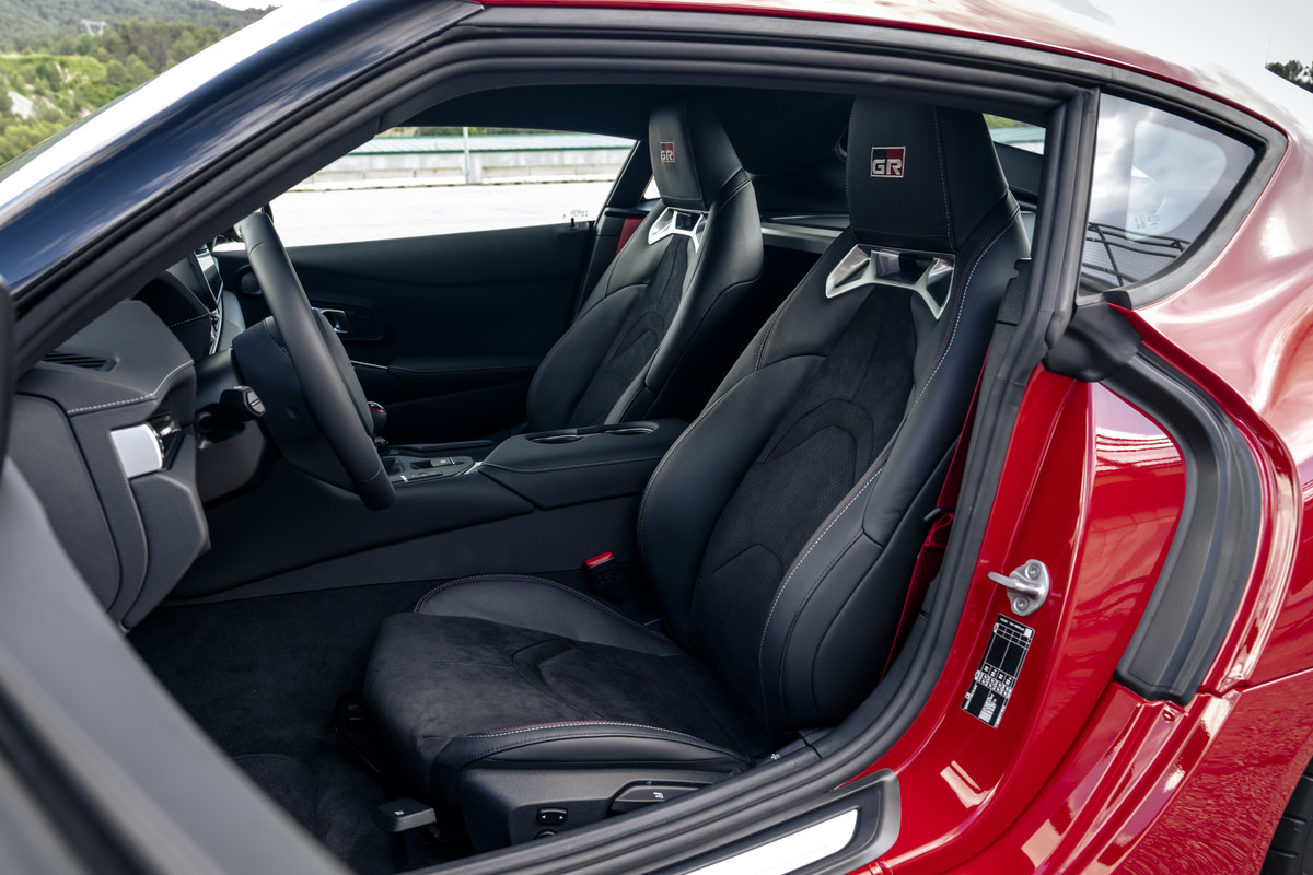 2026-grsupralightweightevo-red-interioranddetails-005