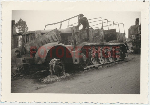 Ausgebrannte Zugmaschine DEMAG Pz. Regiment II Mszczonów im Powi