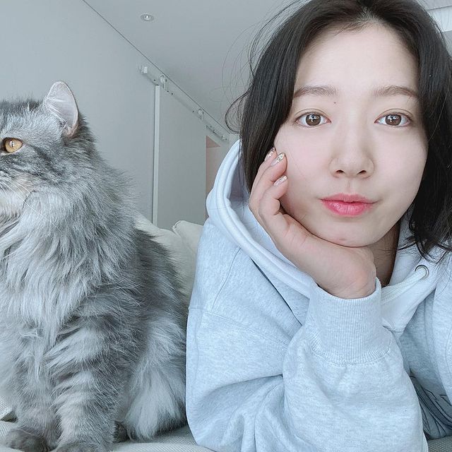 7 Potret selfie Park Shin-hye, si manis yang eksis abis