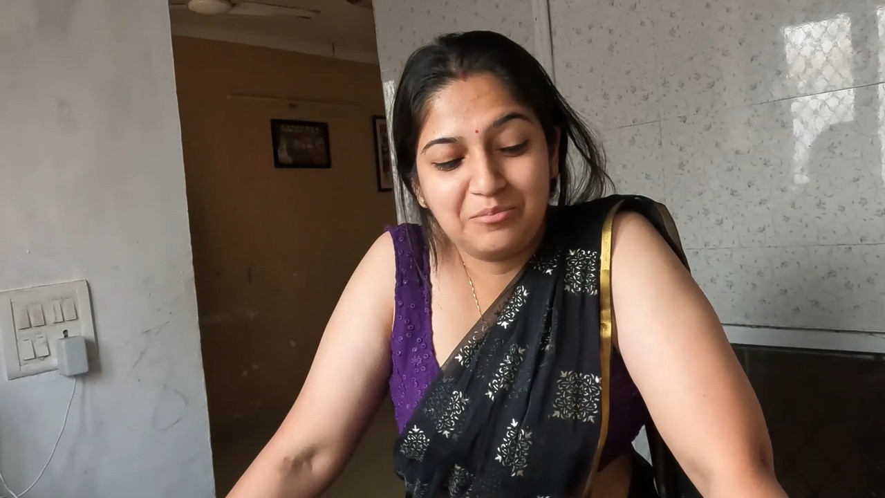 Hot Felshy Punjabi lady boobs,navel.armpits in sleeeveless violet saree.mp4_snapshot_05.12.911