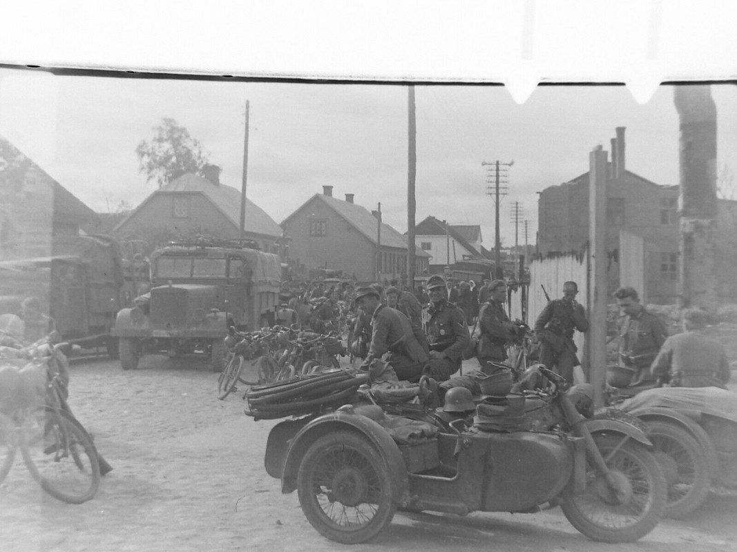 Russl. Marsch Riga Panzer Kampf Gebirgsjg Krad LKW Gräber Windmühle 1941 (3)
