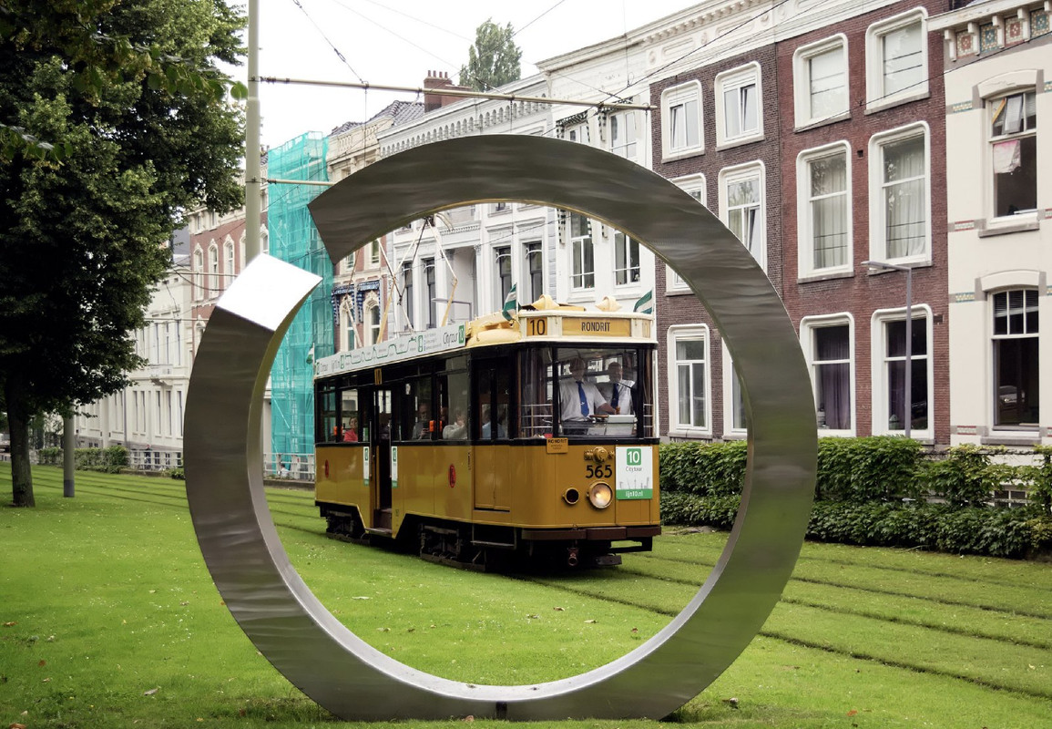 yellowtramrotterdam.jpg