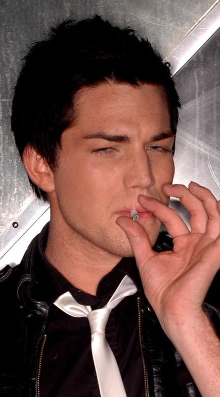 Adam Lambert sigara içerken (veya esrar)
