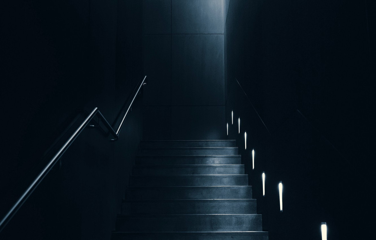 4k-ultra-hd-background-staircase-dark-room-backlight-lightin
