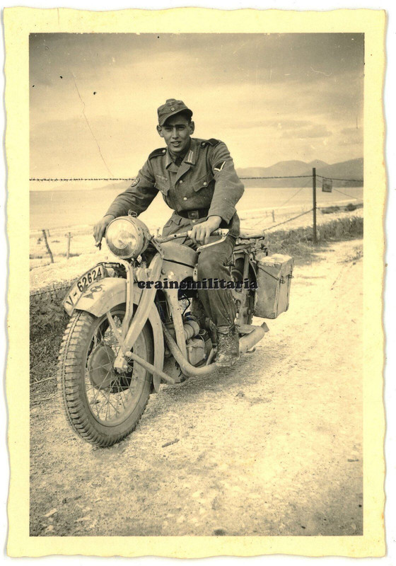 Orig. Foto Gebirgsjäger Kradmelder m. BMW Motorrad am Küste Griechenland Italien