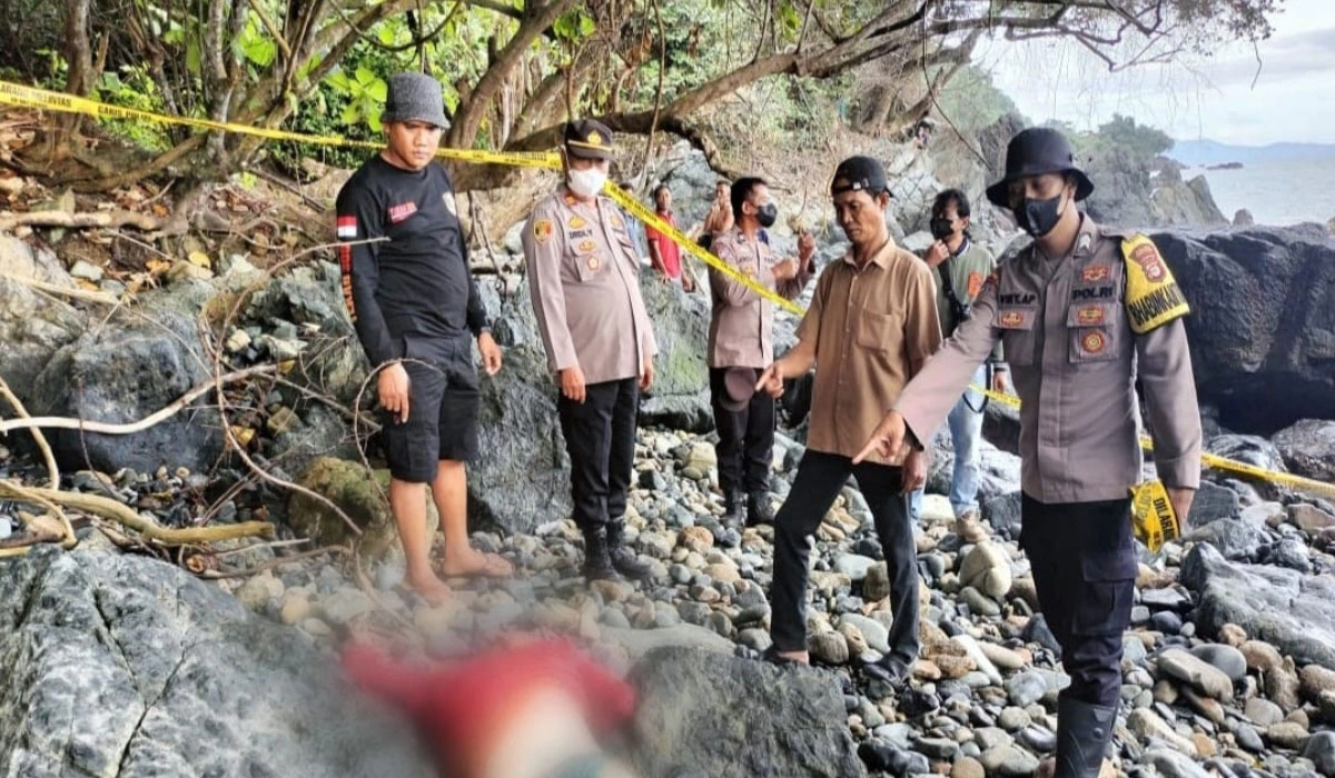 Polisi Selidiki Penemuan Mayat Tanpa Kepala di Pantai Cukuh Pandan