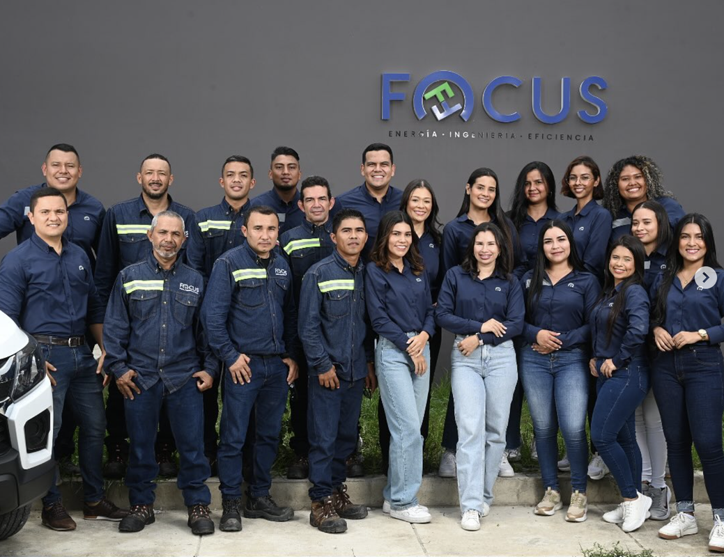 Equipo de ingenieros trabajando