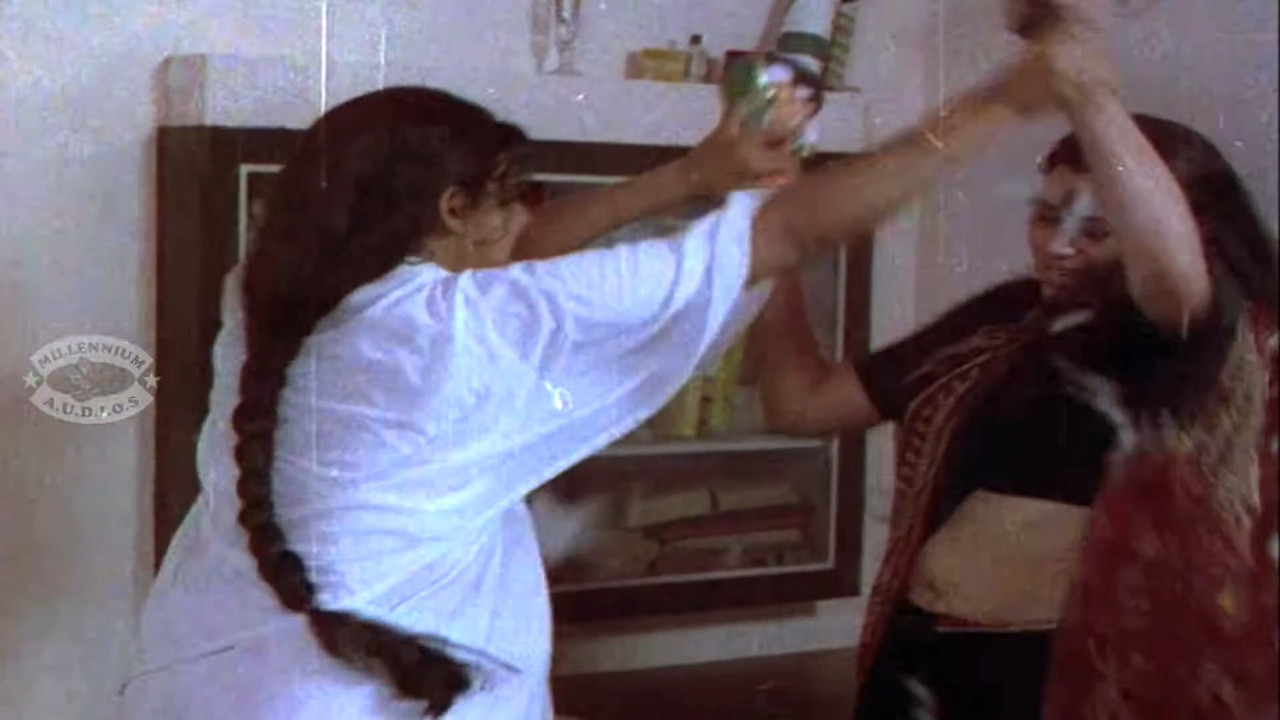 Beautiful and young geetha navel and other saree scenes.mp4_snapshot_00.55.414