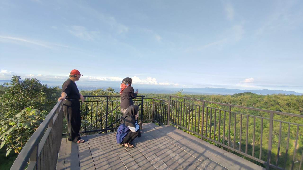 Sejumlah pengunjung menikmati pemandangan di menara pandang NAwang Jagad pada Sabtu (8/4/2023).
