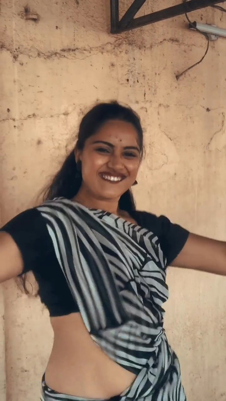 telugu aunty sexy tummy in saree.mp4_snapshot_00.14.419