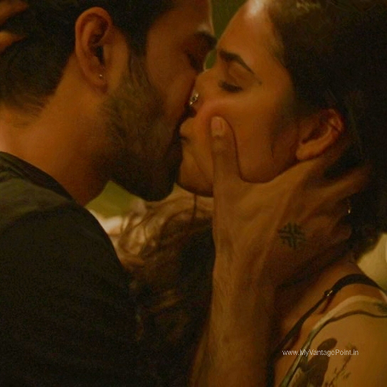 kissing-scene-of-angira-dhar-as-avni-in-saas-bahu-aur-flamingo