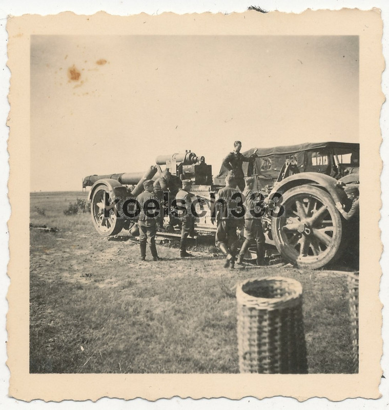 Foto 21cm Mörser der Wehrmacht wird an der Ostfront in Stellung gebracht ...