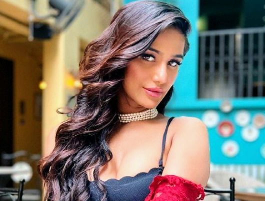 poonam pandey taking rain bath showing her boob exclusive viral video
