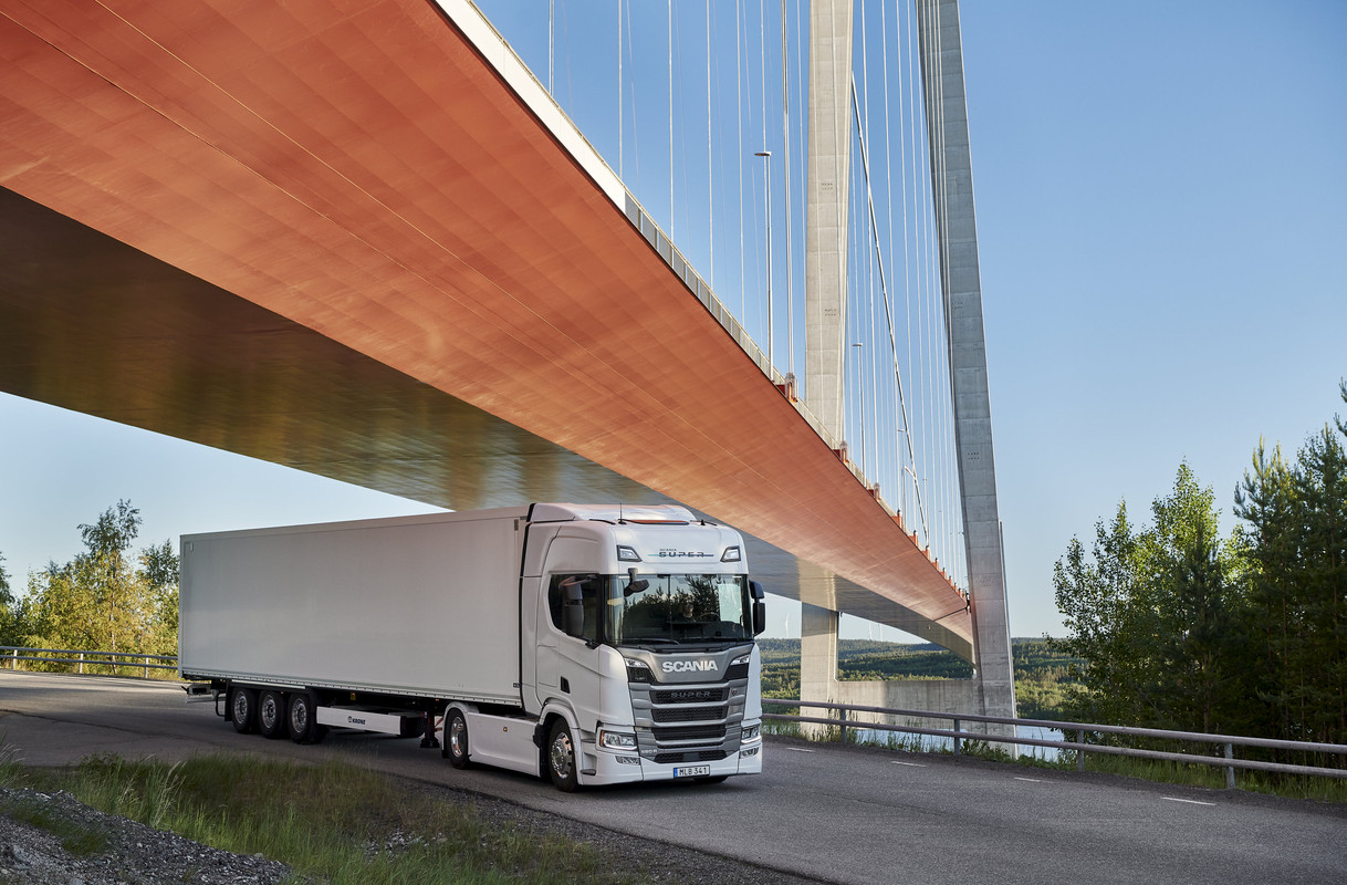 Scania-560-R-002.jpg