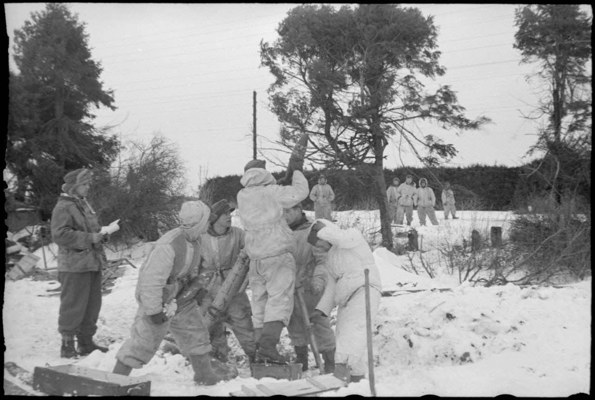 Deux équipes de mortiers lourds (Granatwerfer 42, ou 12 cm GrW 42) s'apprêtent à tirer.1944.