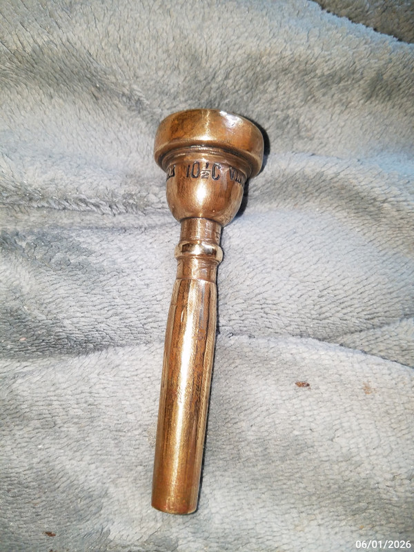 ITEM 1 Bach New York trumpet early 10 5C gold plated mpc (4)