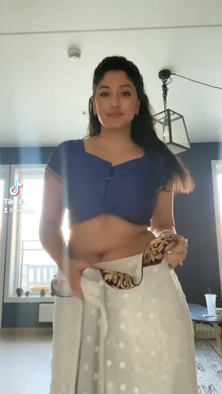 Hot indian lady sexy navel in black blouse and white saree.mp4_snapshot_00.01.039