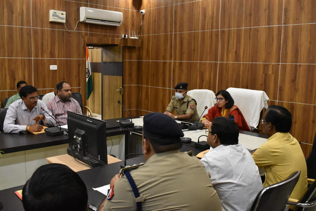 जिलाधिकारी की अध्यक्षता एवं पुलिस अधीक्षक  की मौजूदगी मे बैठक हुई सम्पन्न 