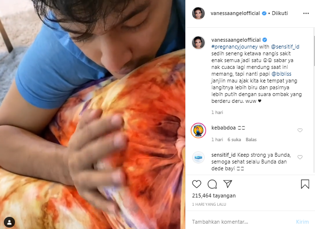 Bibi Ardiansyah mengelus perut Vanessa Angel