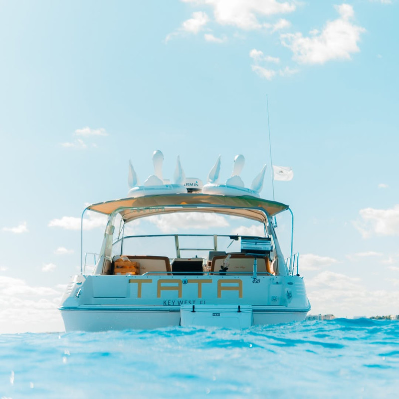 Tata 43 ft yacht rental Cancun - Sound system and entertainment area for yacht parties and celebrations