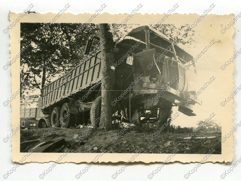 Foto, zerstörter LKW, Renault AFK bei Cambrai , 