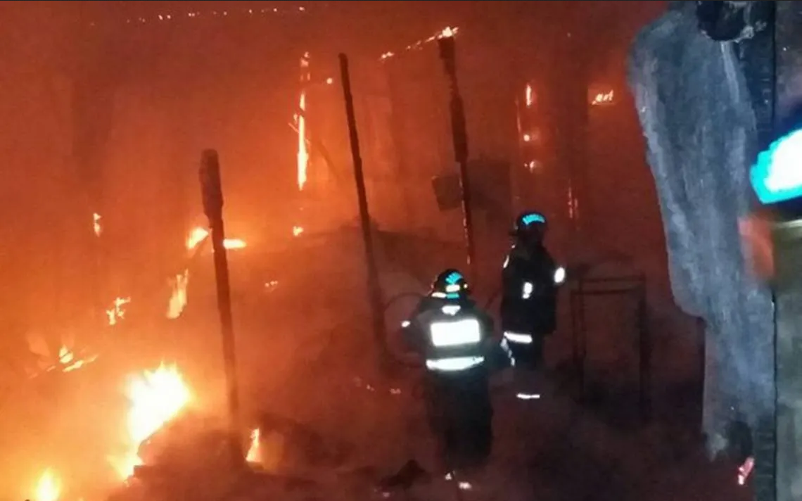Así fue el incendio en bodega de tarimas de Tultitlán, Estado de México
