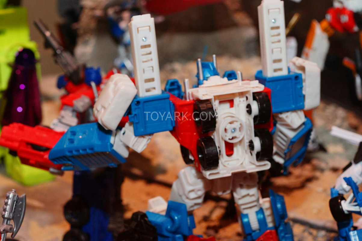 SDCC2015-Hasbro-Transformers-Combiner-Wars-063