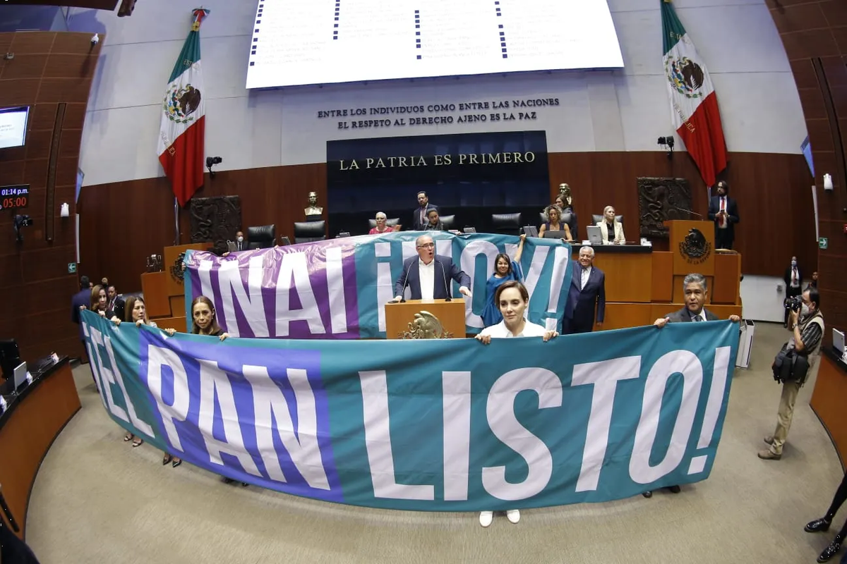 Senadores del PAN toman por asalto la Tribuna