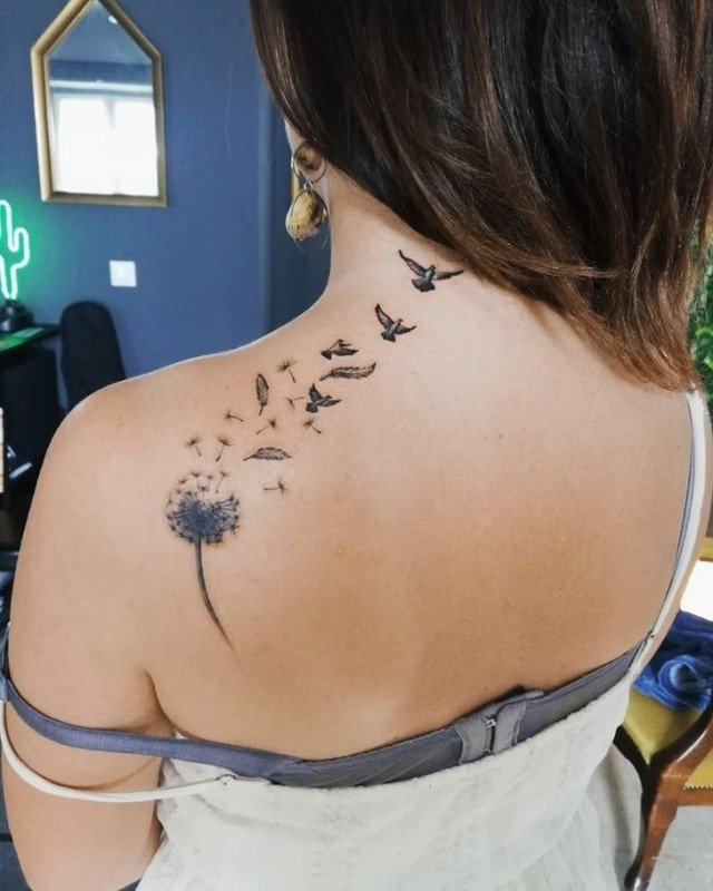 Tetovaža na ramenu - maslačak i ptice na vetru