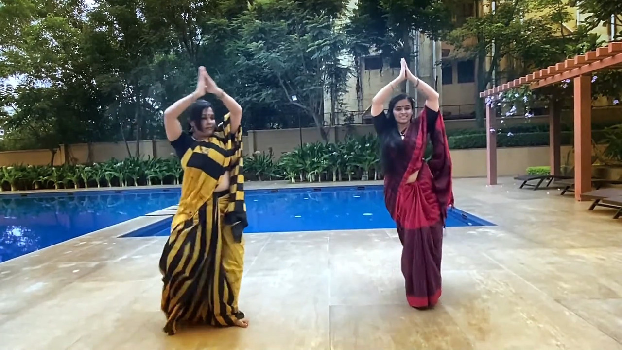 Malayali Homely Aunties Big Ass,Boobs and Navel while dancing.mkv_snapshot_01.31.017