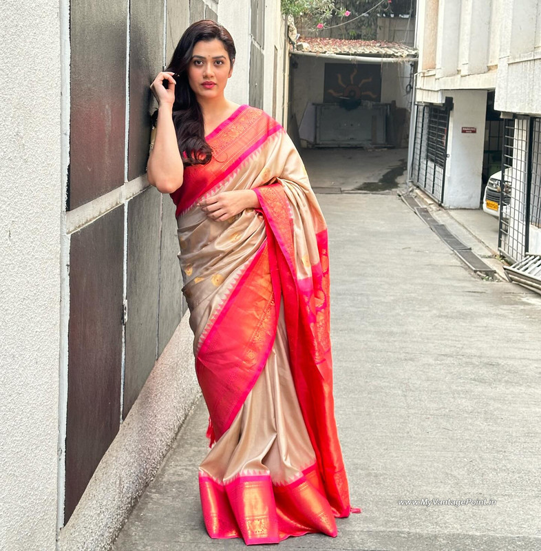 18-Girija-Oak-Godbole-Photos-Wallpapers-in-Red-Saree-My-Vantage-Point