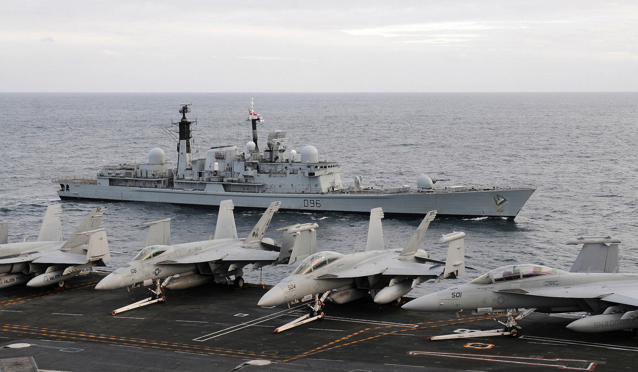 HMS Gloucester (D96) проходит рядом с авианосцем USS George_H.W. Bush (CVN 77)
