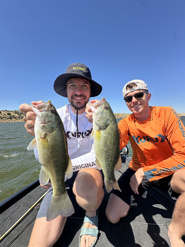 Bass boat au lever du jour