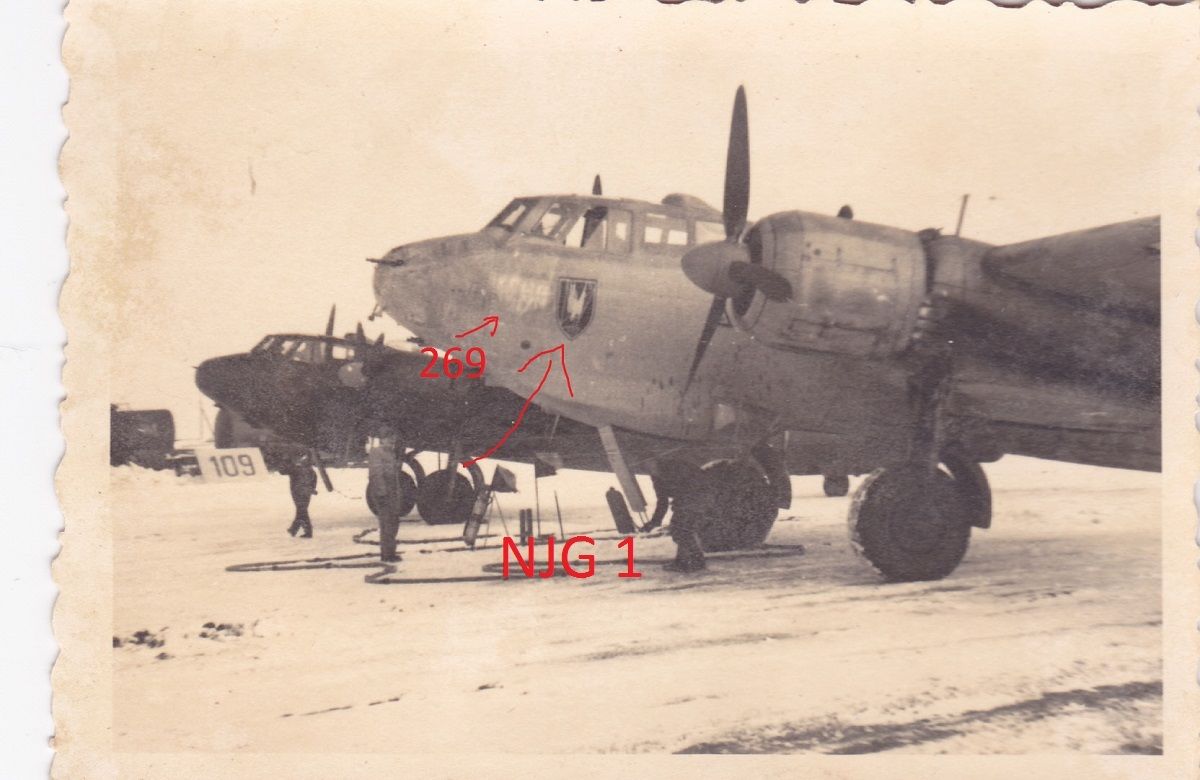 Foto Flugzeug Do 217 Nachtjäger mit Wappen NJG 1