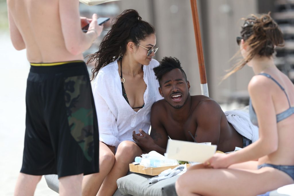 Shanina-Shaik-Upskirt-STARS-com-10