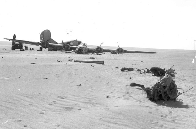 Foto de la Fuerza Aérea de EE.UU. Las piezas del avión fueron esparcidas por el desierto mientras se detenía. Wikimedia Commons Foto de la Fuerza Aérea de EE.UU. Las piezas del avión fueron esparcidas por el desierto mientras se detenía. Wikimedia Commons