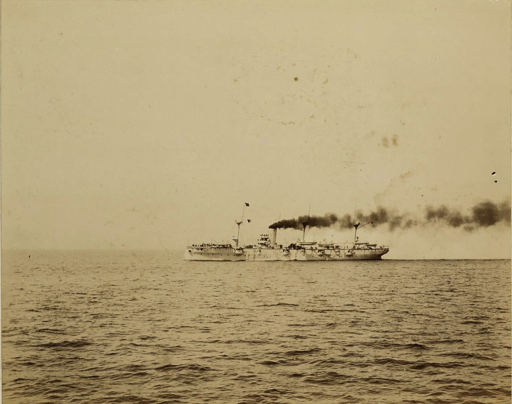 Chiyoda ведет огонь по мешени (слева виден всплеск перед центром мишени)