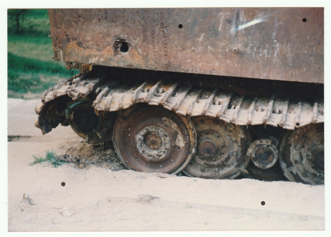 Panzer VI Tiger I letzte Ausführung Abgeschossen 1945 Wrack Fotos 1980 (4)
