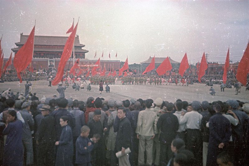 Провозглашение Китайской Народной Республики 1 октября 1949 г. Провозглашение Китайской Народной Республики 1 октября 1949 г. снимке, Владиславович, Владислав, Микоша, серой, куртке, СНИМКОВ, МНОГОМНОГО, КАТОМ, фотокинооператор, советский, случаю, октября, Тяньаньмэ́нь, площади, провозглашение, Китайской, автор, республики, Народной