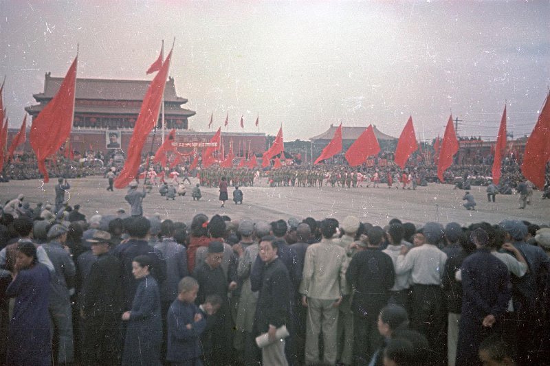 Провозглашение Китайской Народной Республики 1 октября 1949 г. снимке, Владиславович, Владислав, Микоша, серой, куртке, СНИМКОВ, МНОГОМНОГО, КАТОМ, фотокинооператор, советский, случаю, октября, Тяньаньмэ́нь, площади, провозглашение, Китайской, автор, республики, Народной