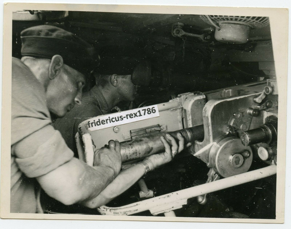 Foto 5 PzKpfw III Panzer Kampfraum Platz Ladeschütze 5 cm KwK 38 top detail