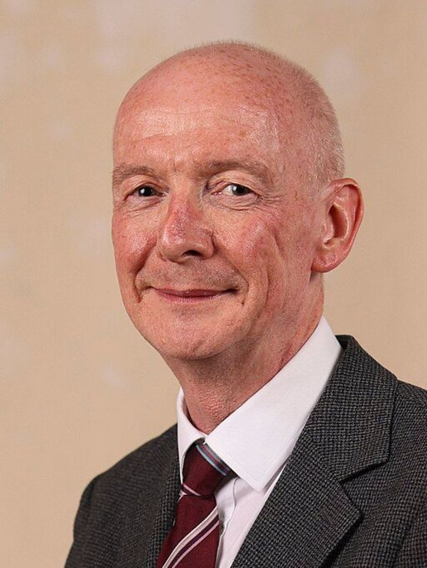 512px-Pat-Mc-Fadden-Official-Cabinet-Portrait-July-2024-cropped-2.jpg