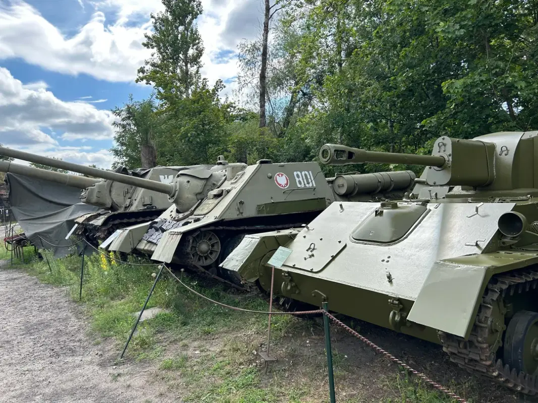 Musée de l’armement blindé, Poznań-Pologne Military-museums-in-poland-pt-1-warsaw-museum-of-military-v0-t78ee376fgdd1