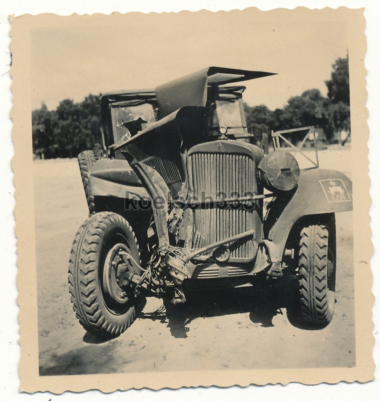 Foto Kübelwagen Wrack PKW Taktische Zeichen Kenn