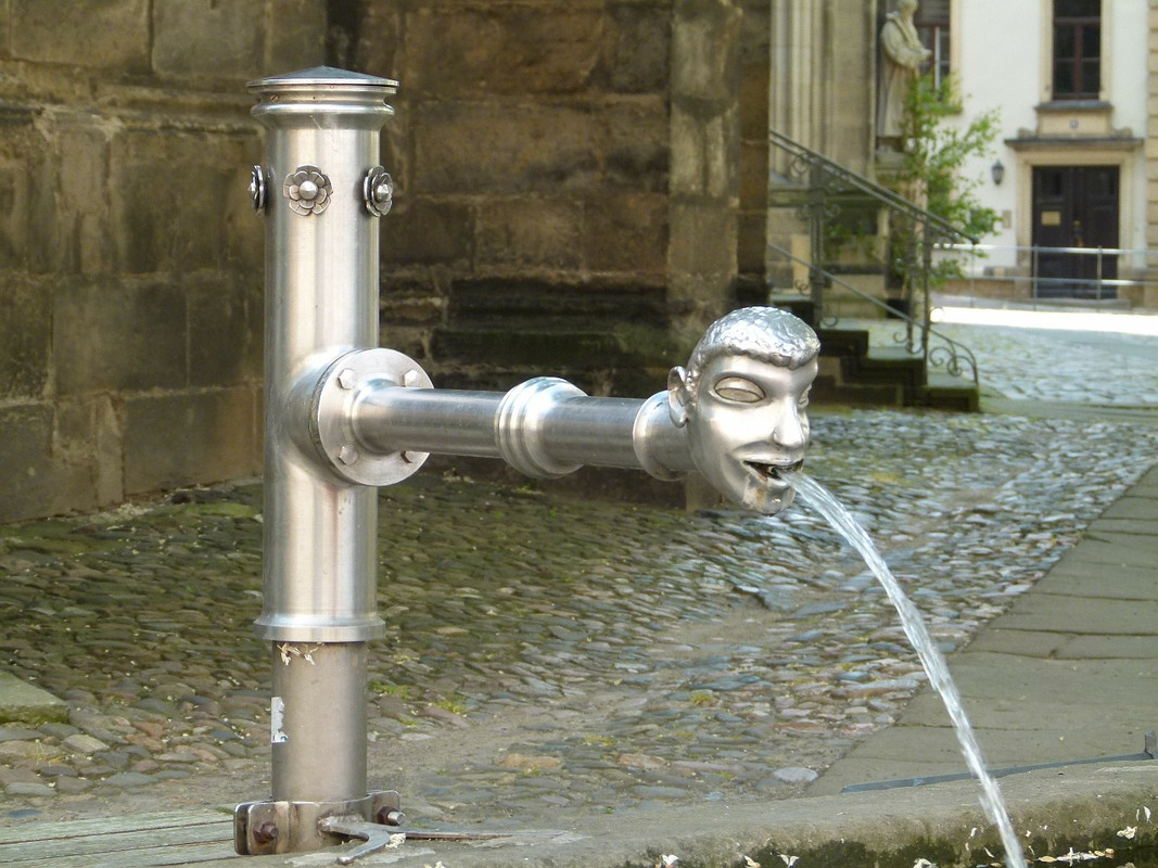 silver-water-fountain-pirna-92722-1280.jpg