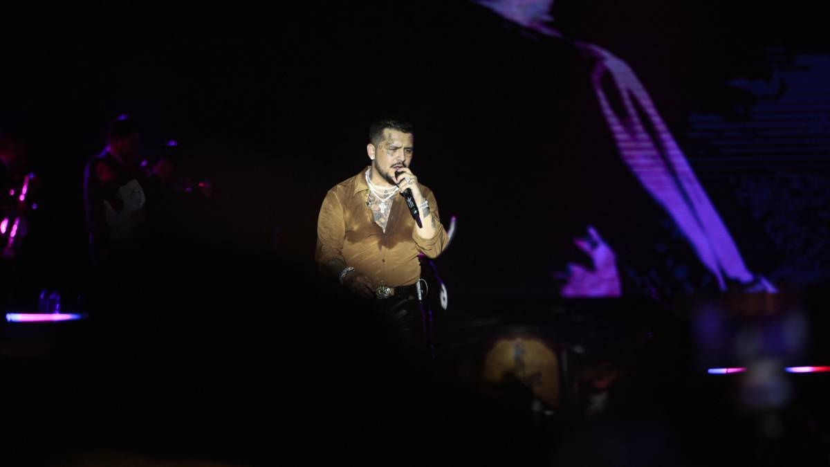 Christian Nodal cumple el sueño de un pequeño fan que quería cantar con él