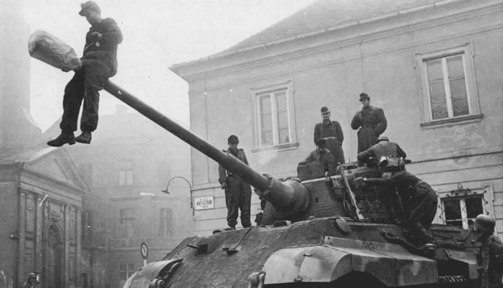 Un tanque alemán King Tiger en las calles de Budapest en 1944